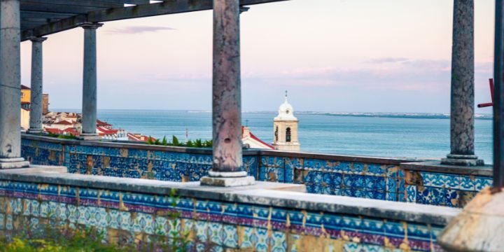 Taras widokowy Miradouro de Santa Luzia, Lizbona, Portugalia