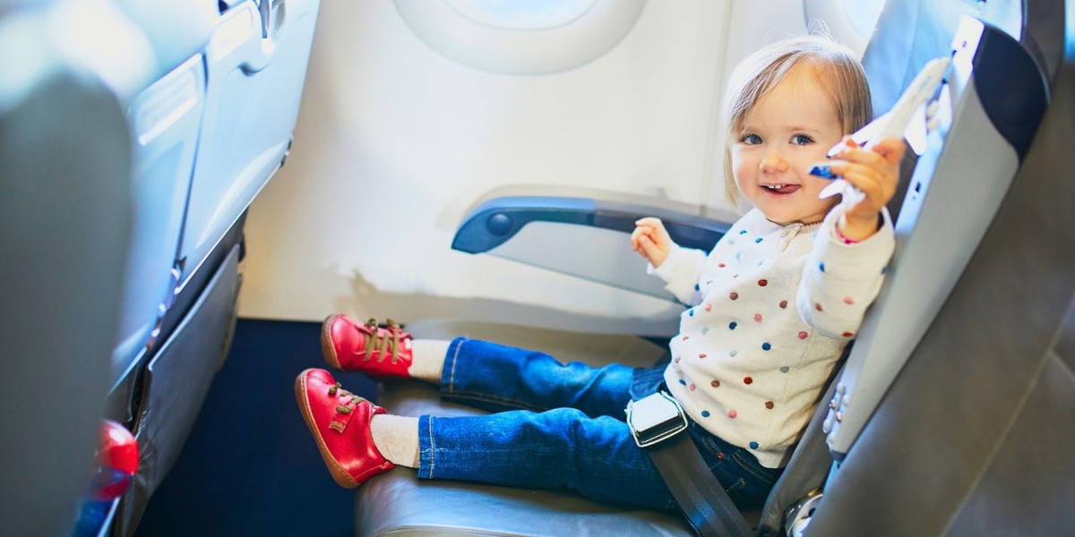 Q&A: Dziecko w samolocie – odpowiadamy na najczęściej zadawane pytania