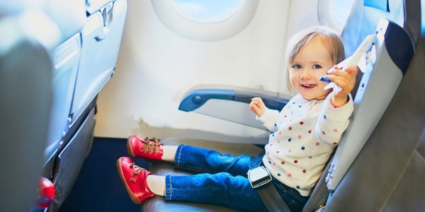 Q&A: Dziecko w samolocie – odpowiadamy na najczęściej zadawane pytania