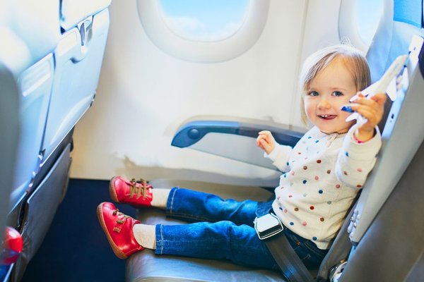 Q&A: Dziecko w samolocie – odpowiadamy na najczęściej zadawane pytania