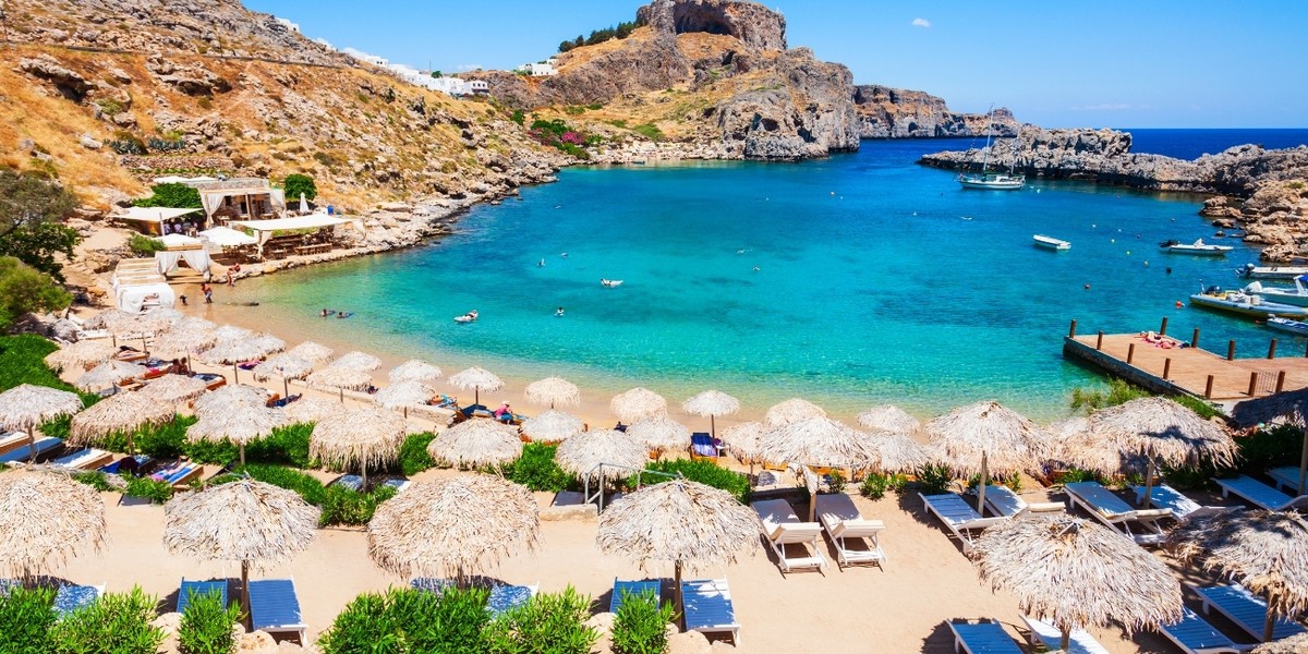 Najpiękniejsze plaże Rodos – gdzie warto plażować na wyspie słońca?