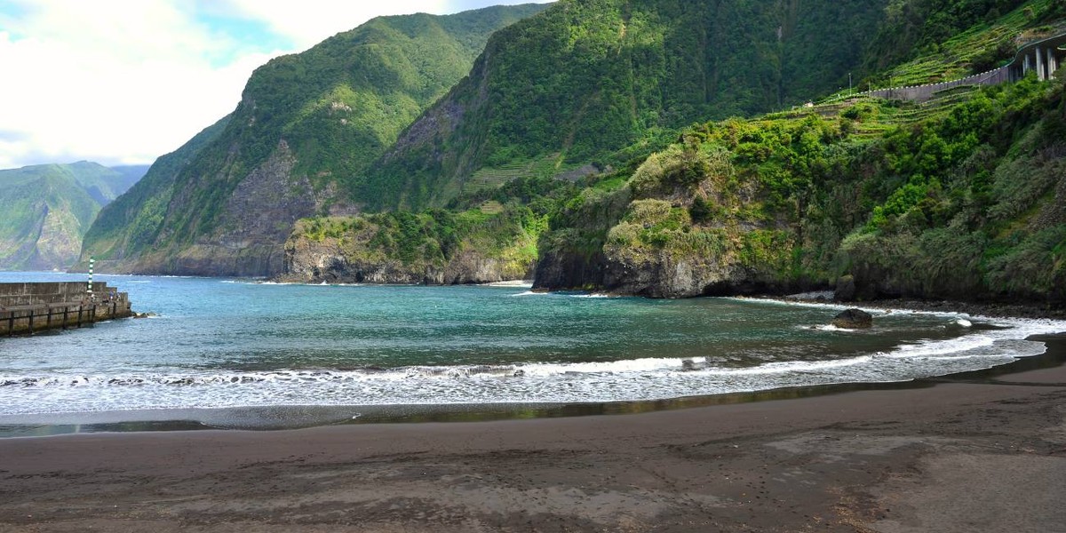 Seixal – najpopularniejsza czarna plaża na Maderze