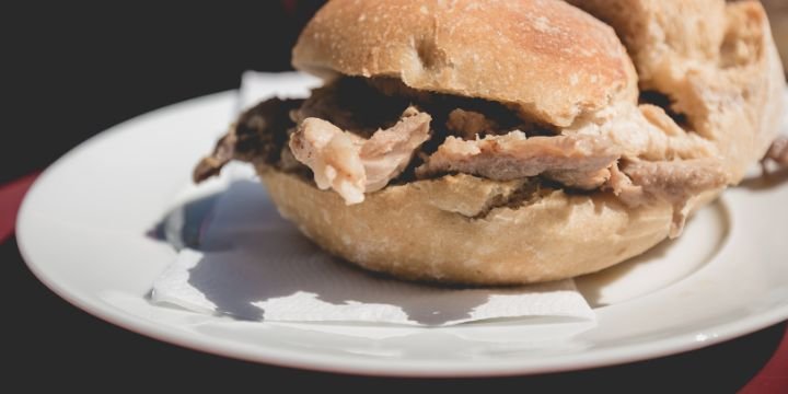 Bifana, tradycyjna lizbońska kanapka z grillowaną wieprzowiną
